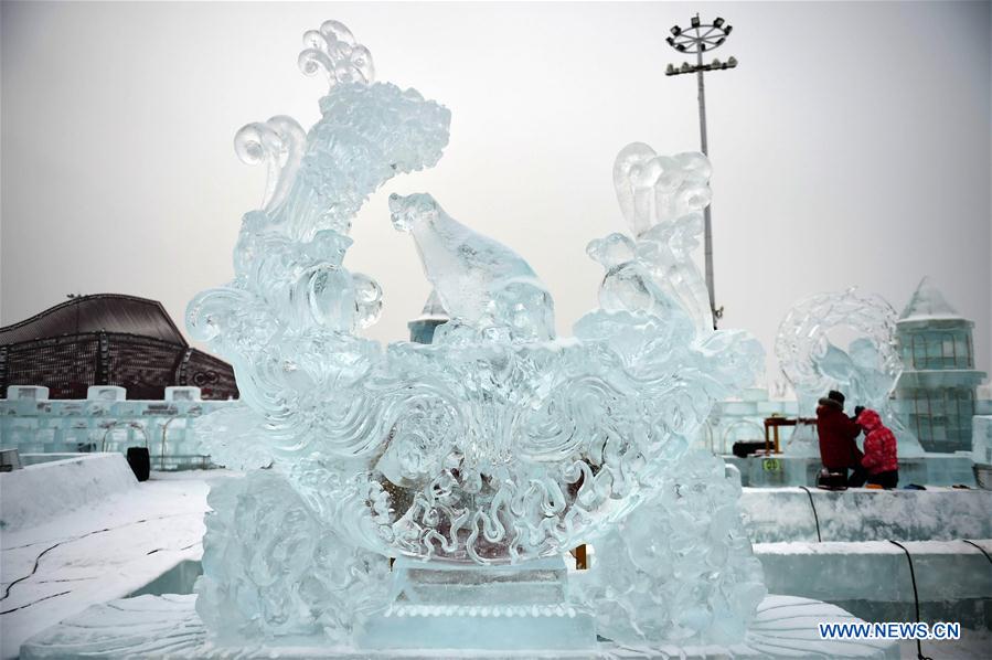 CHINA-HEILONGJIANG-HARBIN-ICE SCULPTURE (CN)