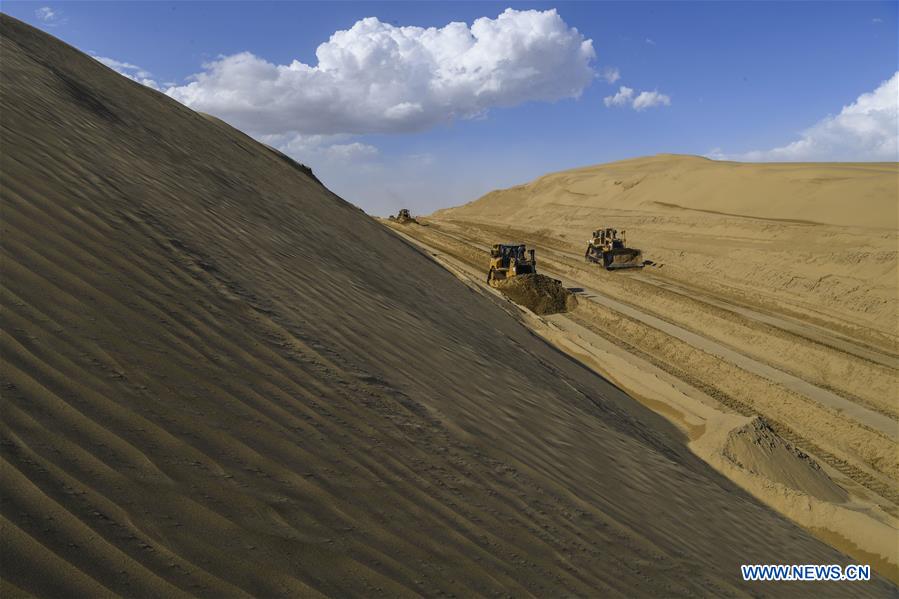 CHINA-XINJIANG-TAKLIMAKAN-DESERT ROAD-UNDER CONSTRUCTION (CN)