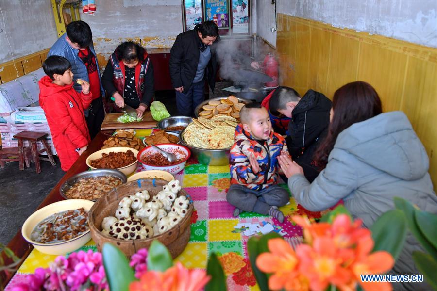 Xinhua Headlines: Lunar New Year consumption mirrors China's economic strength