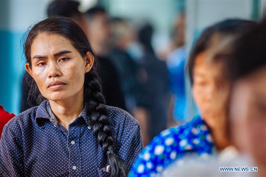 CAMBODIA-KAMPONG CHAM-CHINESE MEDICAL WORKERS-CATARACT-TREATMENT