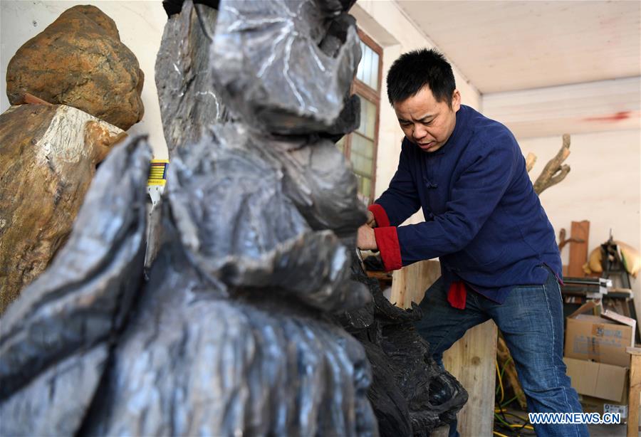 CHINA-ANHUI-JINGXIAN-WOODCARVING (CN)