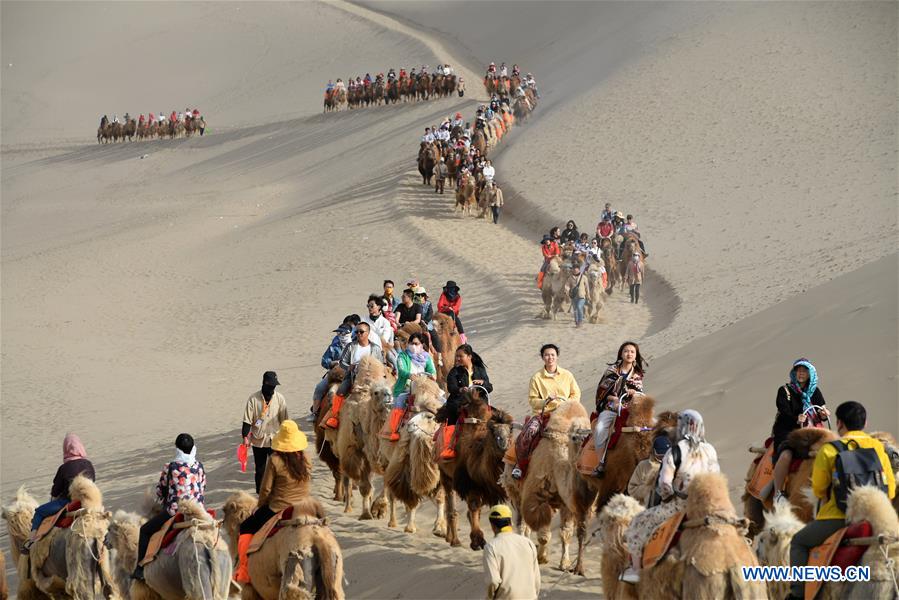 CHINA-GANSU-DUNHUANG-CAMEL-RIDE (CN)