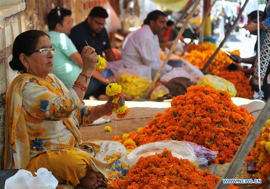 KASHMIR-DAILY LIFE-MARIGOLD GARLANDS