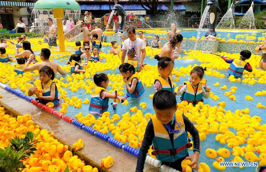 CHINA-GUANGZHOU-WATER PARK-RUBBER DUCKS (CN)