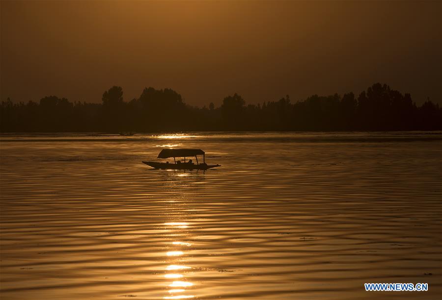 KASHMIR-SRINAGAR-DAILY LIFE-SUNSET