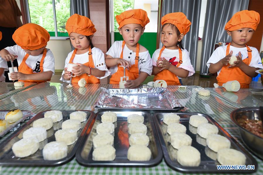 CHINA-ZHEJIANG-KINDERGARTEN-MID-AUTUMN FESTIVAL(CN)