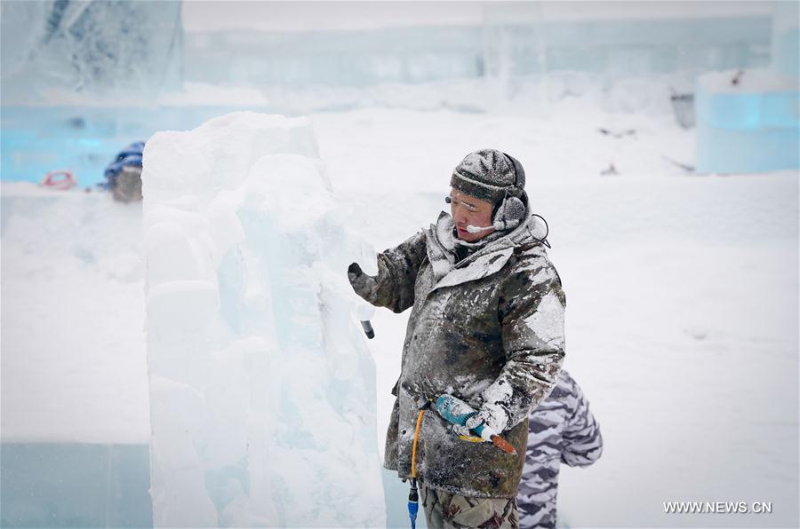 CHINA-HEILONGJIANG-HARBIN-ICE SCULPTURE (CN)