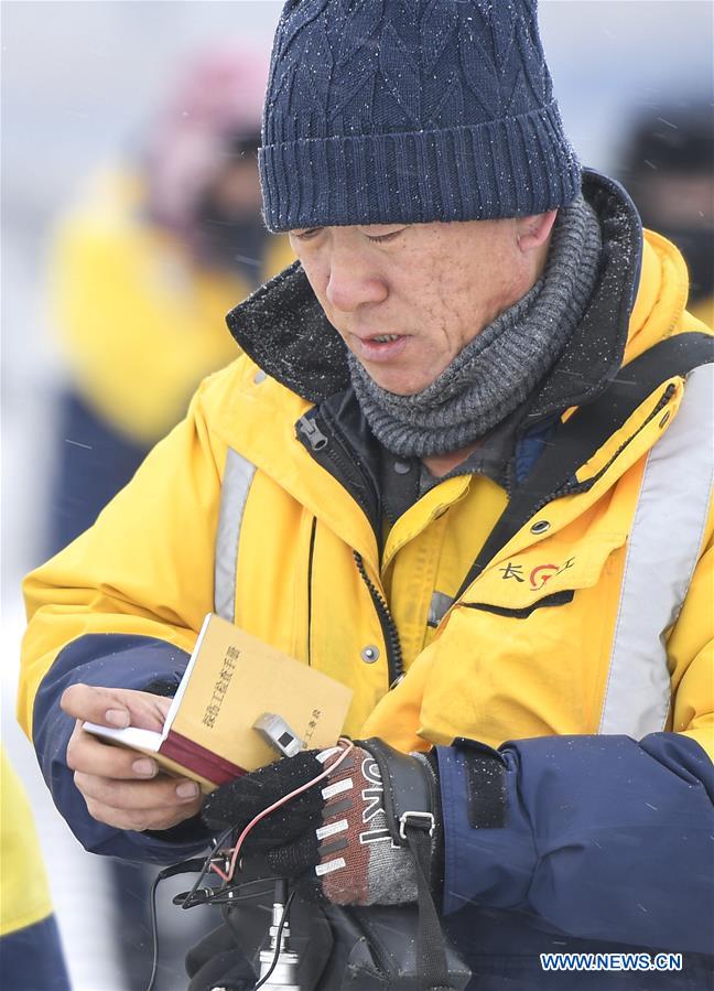 CHINA-CHANGCHUN-SPRING FESTIVAL TRAVEL RUSH-RAILWAY-WORKER (CN) 