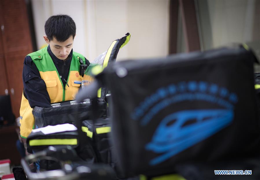 CHINA-HUBEI-SPRING FESTIVAL TRAVEL RUSH-WORKERS BEHIND THE SCENES (CN)