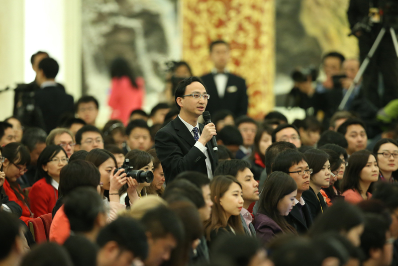 3月15日，国务院总理李克强在北京人民大会堂与中外记者见面，并回答记者提问。这是一位记者在提问。 新华社记者 庞兴雷 摄