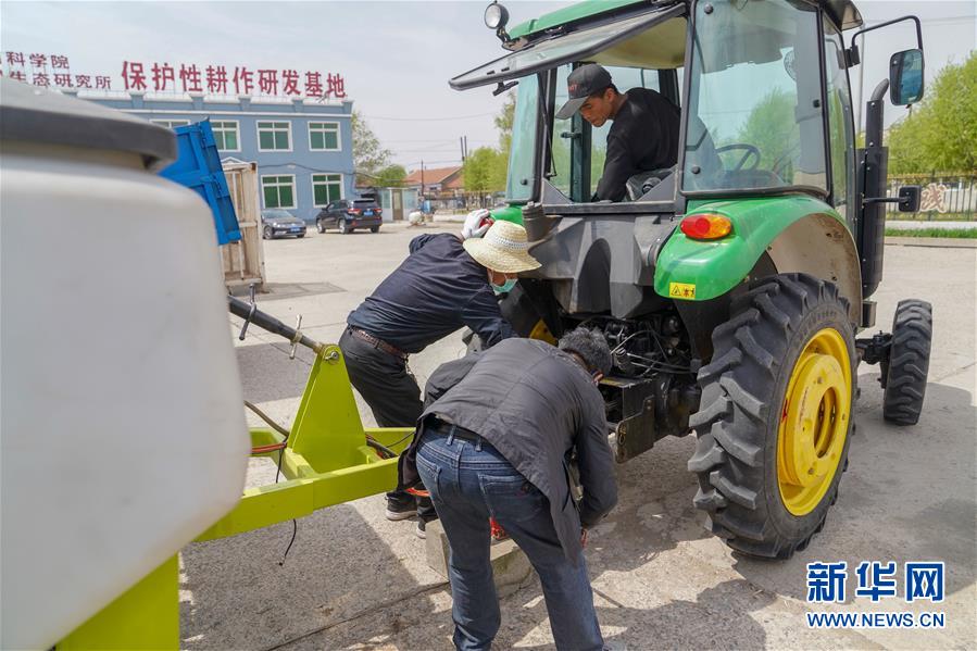 （在习近平新时代中国特色社会主义思想指引下——新时代新作为新篇章·习近平总书记关切事·图文互动）（10）让每一寸耕地都成为丰收的沃土——我国加强耕地?；ね平?ldquo;藏粮于地”