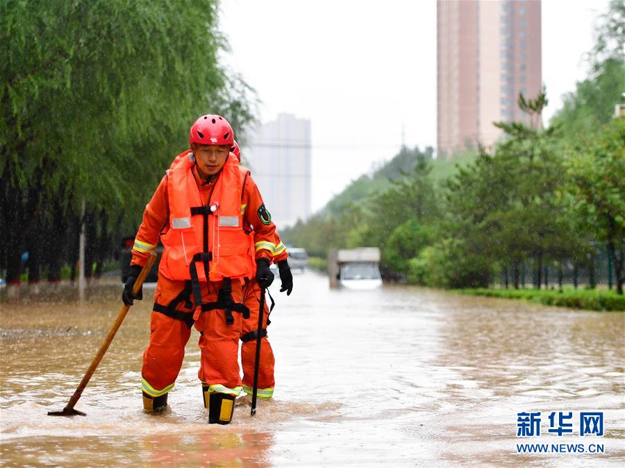 （社会）（1）青海西宁：强降水引发城市积水