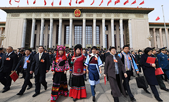 闭幕会后，代表走出人民大会堂